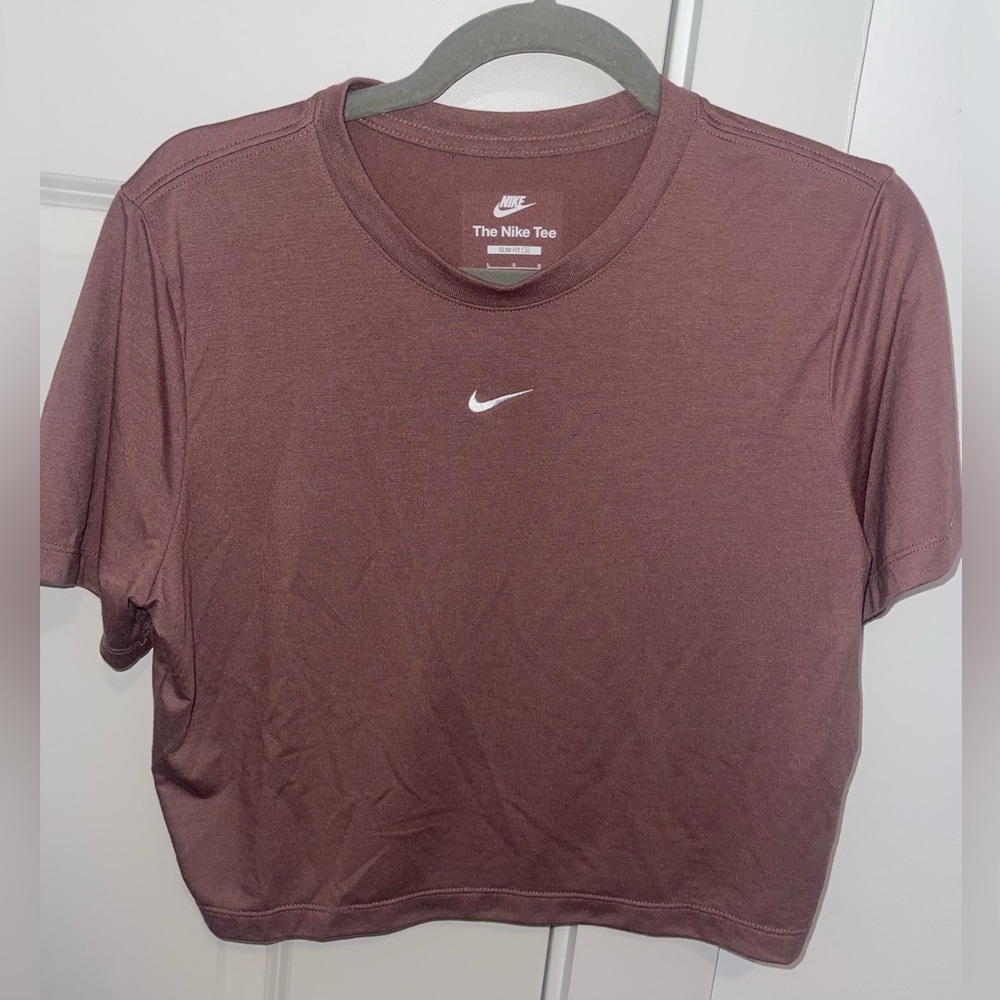 Cropped Nike Tee